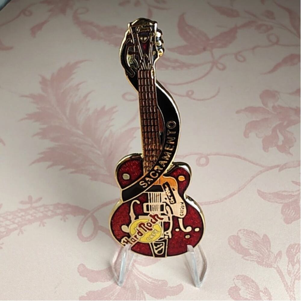 Hard Rock Cafe Sacramento Chet Atkins Dead Rocker Red Guitar Gold Trim Pin